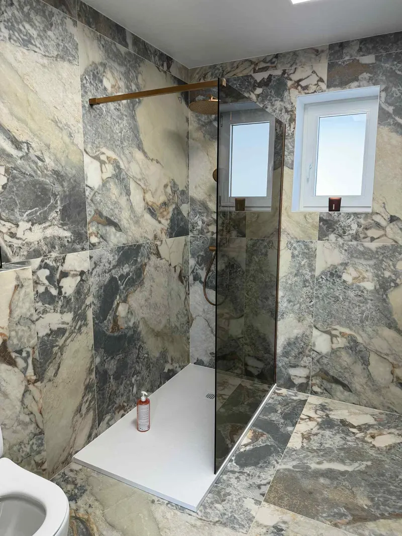 Salle de bains carrelée au mur et au sol par MD Chape & Carrelage (12)