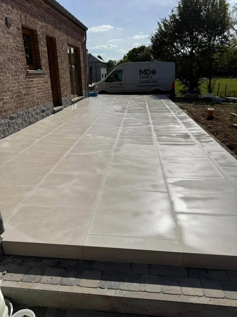 Terrasse carrelée réalisée par MD Chape & Carrelage (08)
