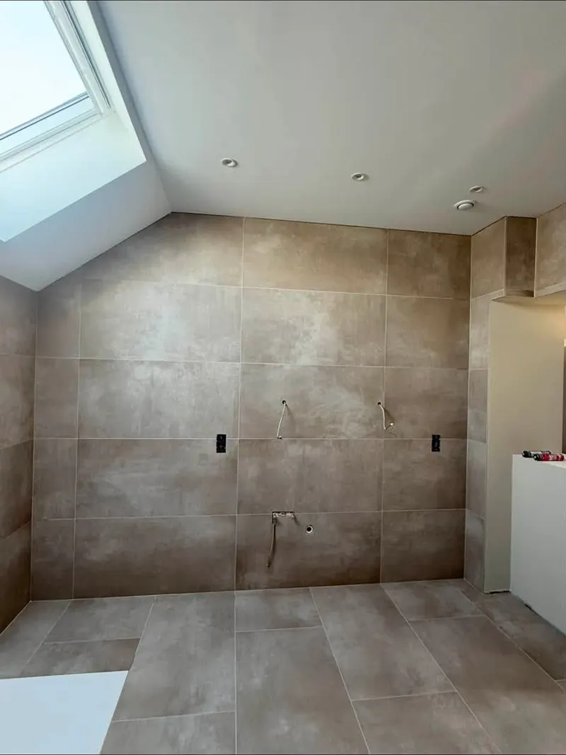 Salle de bains carrelée au mur et au sol par MD Chape & Carrelage (06)