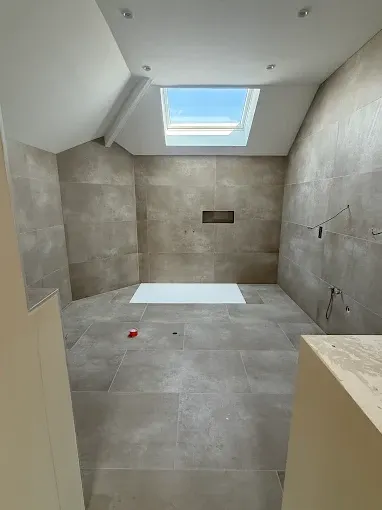 Salle de bains carrelée au mur et au sol par MD Chape & Carrelage (16)