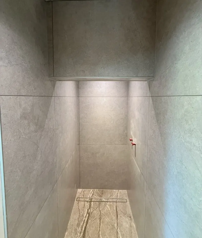 Salle de bains carrelée au mur et au sol par MD Chape & Carrelage (01)
