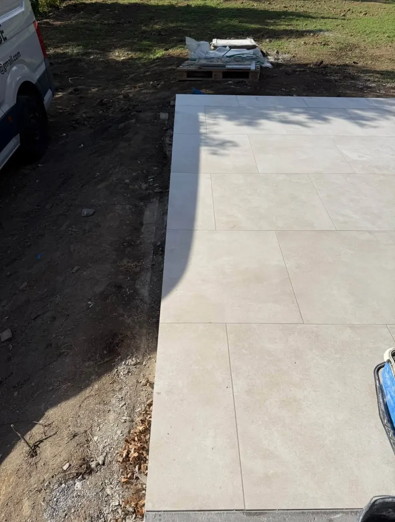Terrasse carrelée réalisée par MD Chape & Carrelage (05)