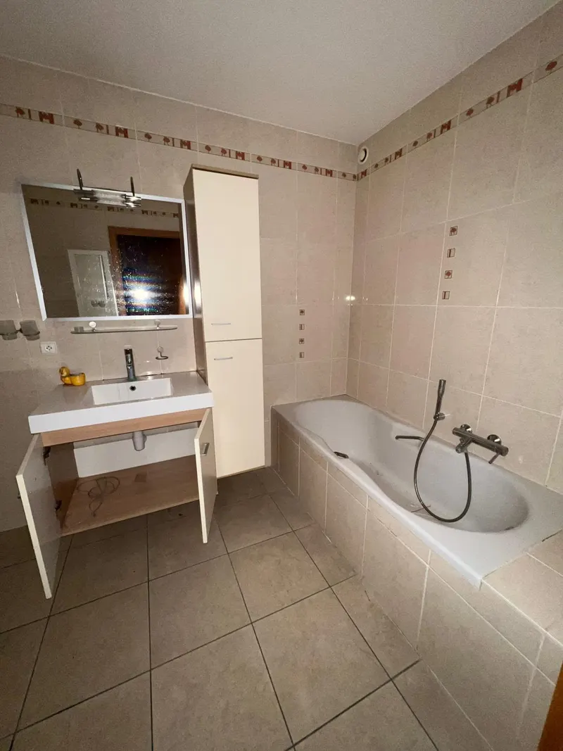 Salle de bains carrelée au mur et au sol par MD Chape & Carrelage (11)