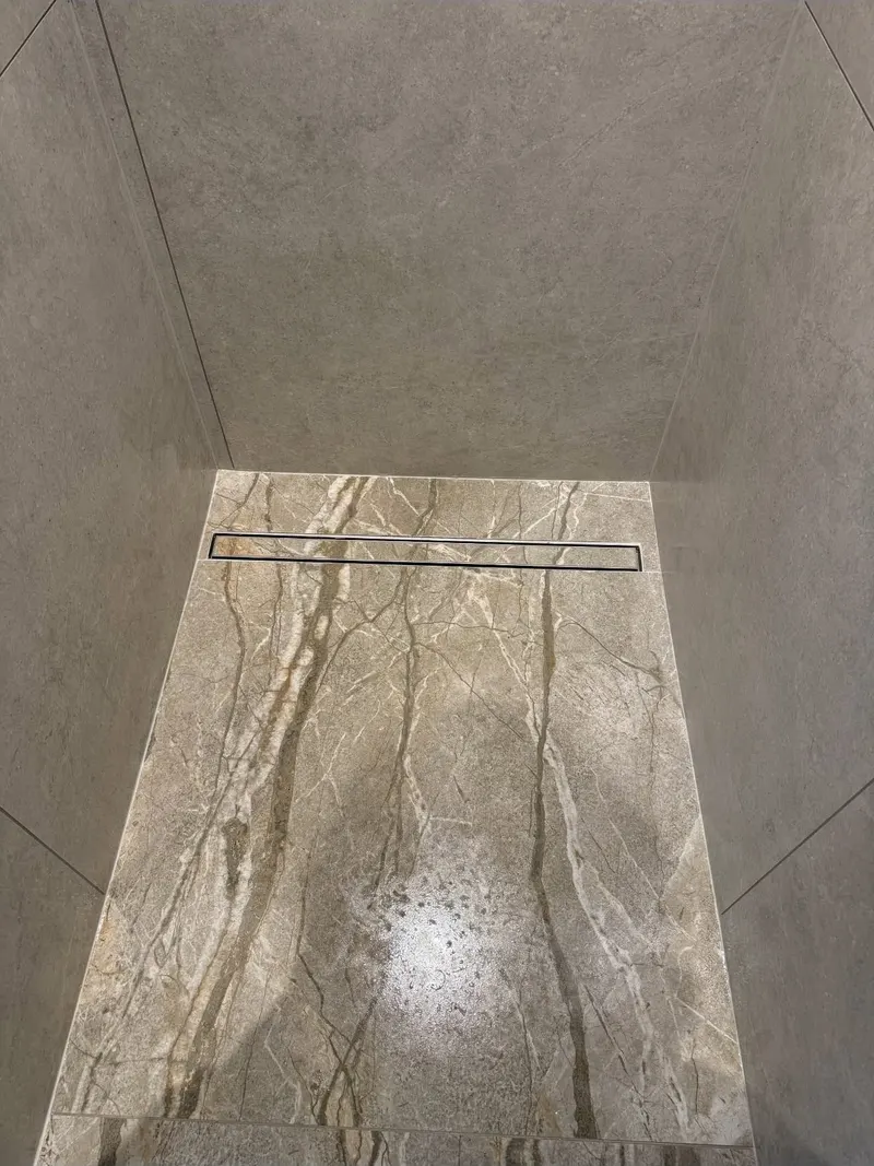 Salle de bains carrelée au mur et au sol par MD Chape & Carrelage (04)