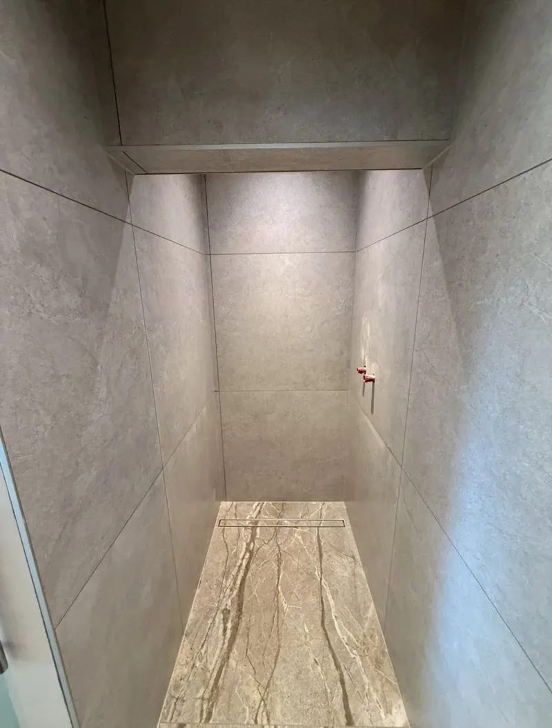 Salle de bains carrelée au mur et au sol par MD Chape & Carrelage (02)