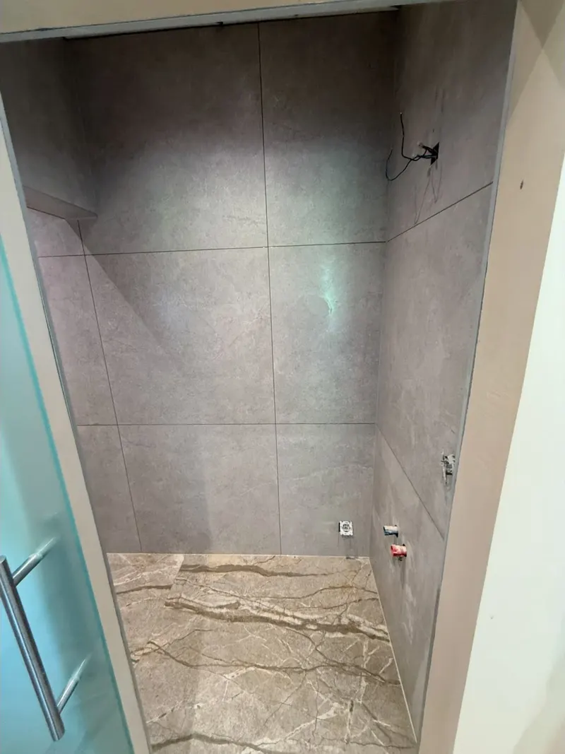 Salle de bains carrelée au mur et au sol par MD Chape & Carrelage (03)