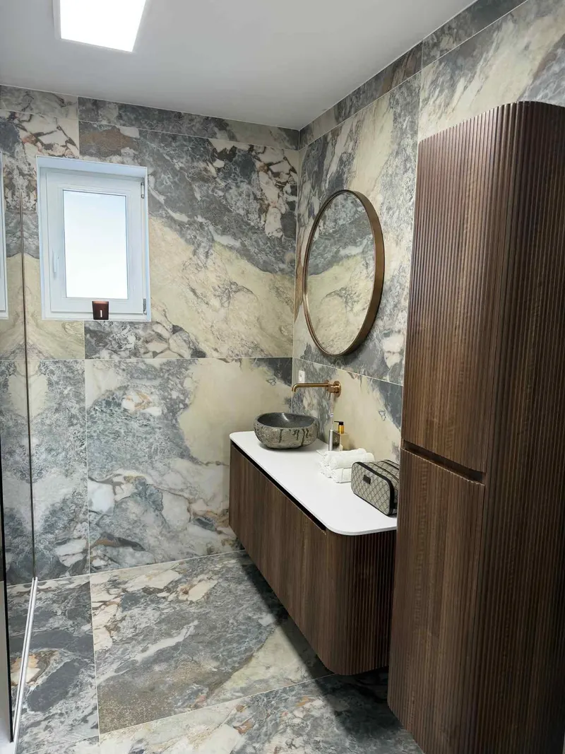 Salle de bains carrelée au mur et au sol par MD Chape & Carrelage (14)