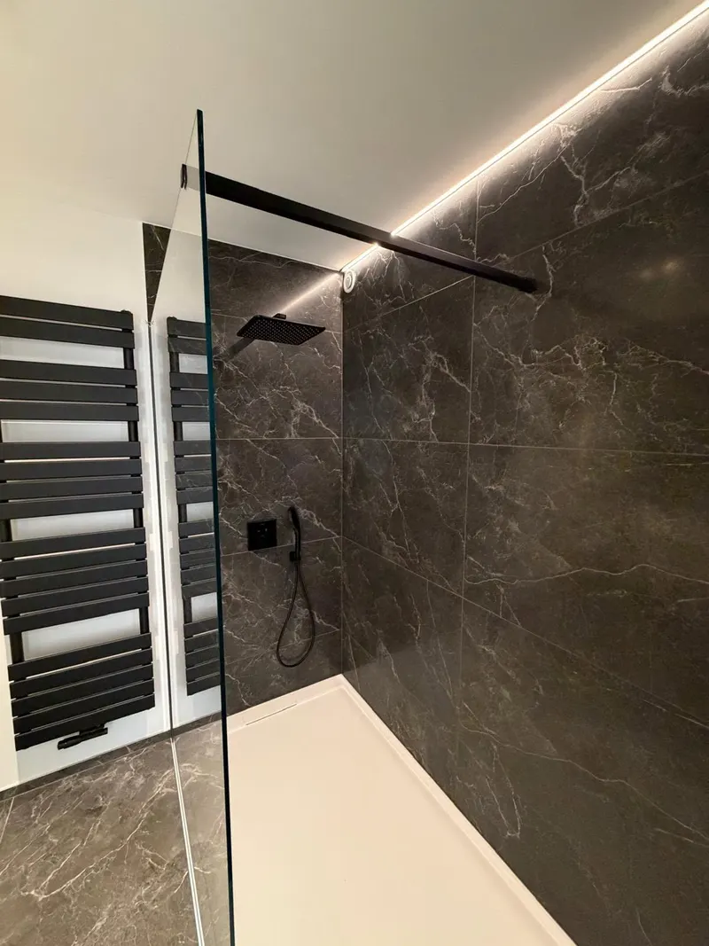 Salle de bains carrelée au mur et au sol par MD Chape & Carrelage (10)