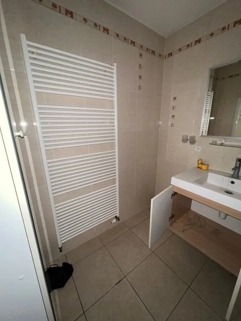 Salle de bains carrelée au mur et au sol par MD Chape & Carrelage (09)