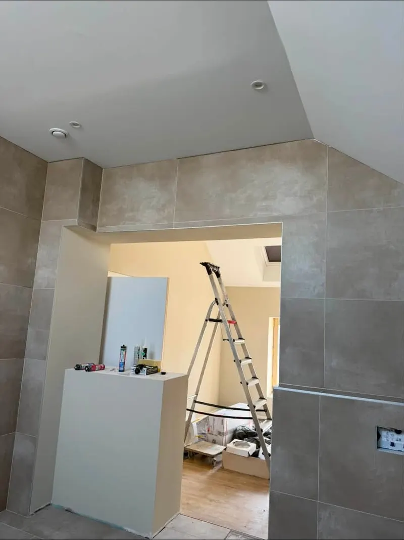 Salle de bains carrelée au mur et au sol par MD Chape & Carrelage (05)