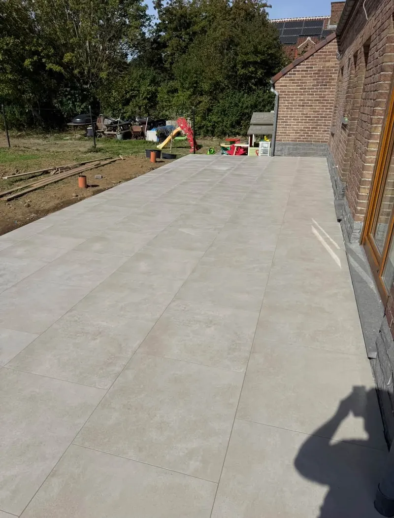 Terrasse carrelée réalisée par MD Chape & Carrelage (07)