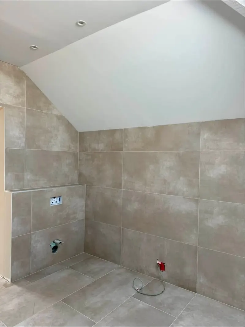 Salle de bains carrelée au mur et au sol par MD Chape & Carrelage (07)